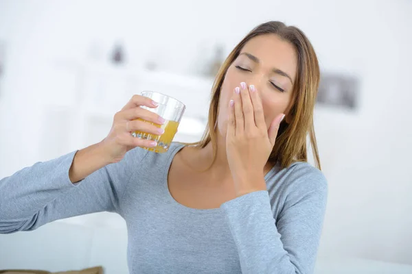 Portret Van Een Slaperige Jonge Vrouw Die Een Sap Vasthoudt — Stockfoto