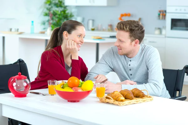 Jovem Casal Tomando Café Manhã Juntos Casa — Fotografia de Stock