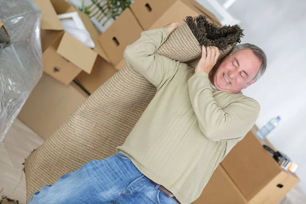 Hombre Mediana Edad Luchando Para Llevar Una Alfombra Tejida — Foto de Stock