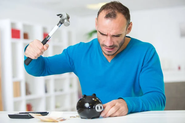 Man Breken Een Spaarvarken Bank — Stockfoto