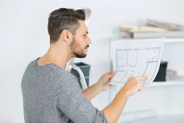 Volwassen Student Controleren Plannen Thuis — Stockfoto