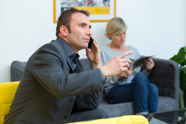 Homem Telefone Enquanto Espera — Fotografia de Stock