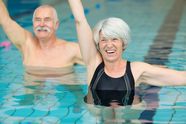 Aktive Senioren Machen Wassergymnastik — Stockfoto