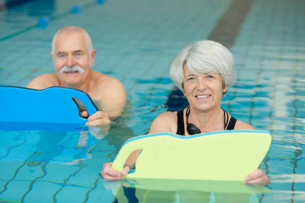 Yüzme Havuzunda Yaşlı Bir Çift — Stok fotoğraf