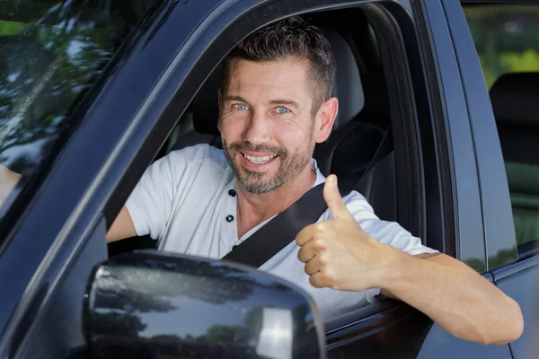 Motorista Masculino Fazendo Gesto Polegar Para Cima — Fotografia de Stock