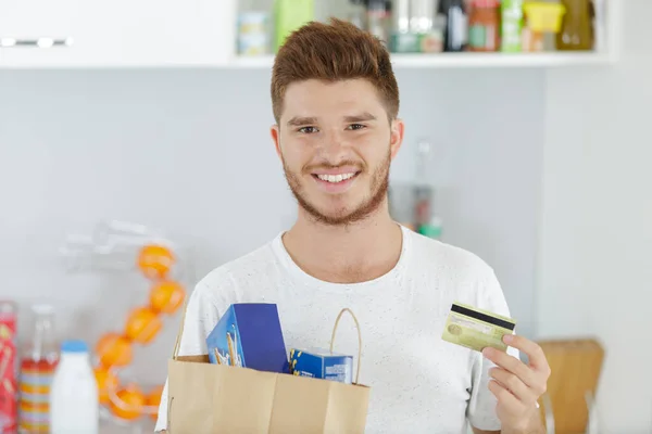 Ung Man Med Kreditkort Hemma — Stockfoto
