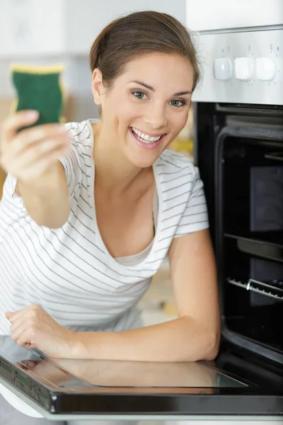 Sonriente Señora Limpieza Sosteniendo Una Esponja —  Fotos de Stock