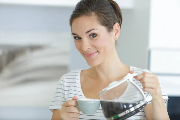 Женщина Подает Кофе Чашке — стоковое фото
