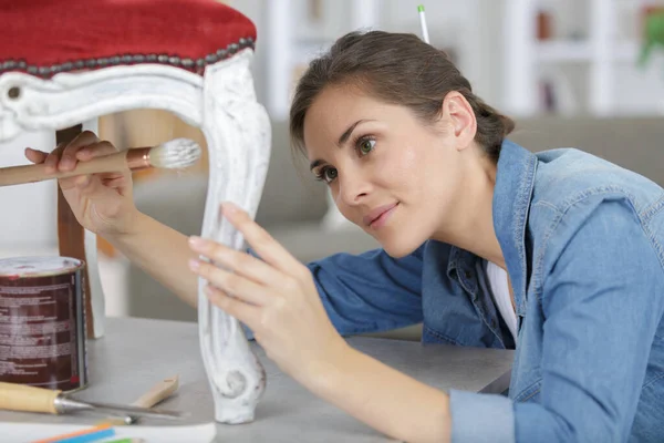 Jovem Artista Pintando Uma Cadeira — Fotografia de Stock