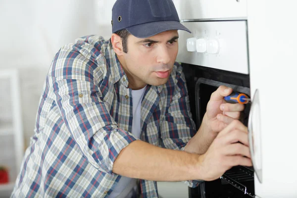 Painel Especialistas Que Fixa Forno Cozinha — Fotografia de Stock