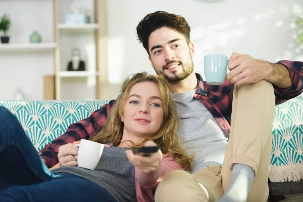 Par Koppla Soffan Titta Med Varm Drink — Stockfoto