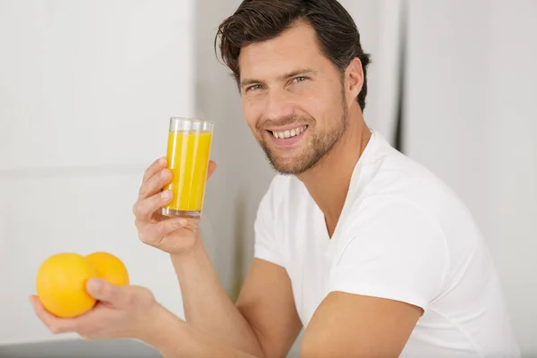 Junger Mann Trinkt Orangensaft — Stockfoto