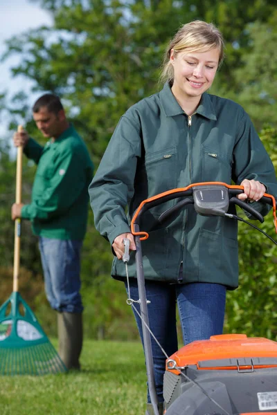 Lavoratrice Che Utilizza Tosaerba Tagliare Erba Verde — Foto Stock