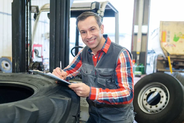 Retrato Comprobación Neumáticos Del Tractor — Foto de Stock