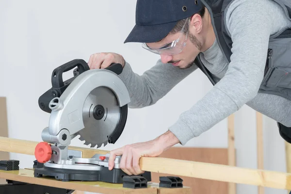 Carpintero Con Sierra Circular Para Madera — Foto de Stock