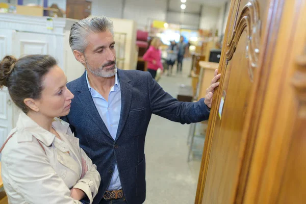 Ouple Loja Móveis Showroom Calculando Preço — Fotografia de Stock