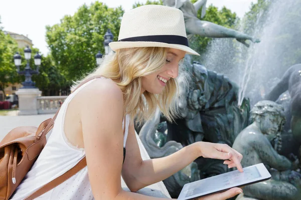 Frau Schaut Auf Tablet Nach Sehenswürdigkeit — Stockfoto