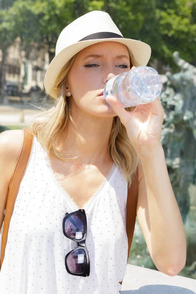 Una Mujer Bebiendo Agua Aire Libre — Foto de Stock