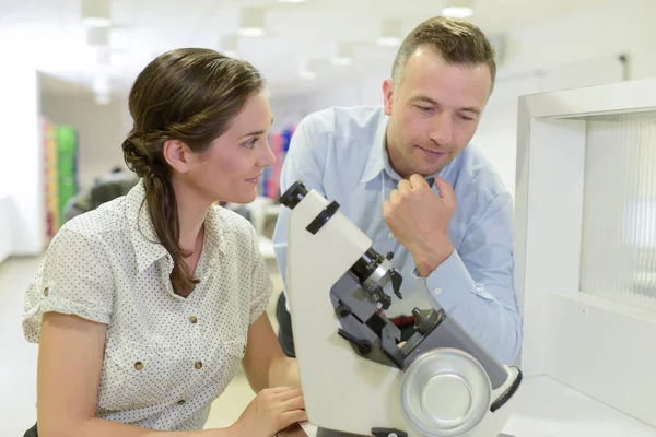 Vegyi Laboratóriumi Munka Során Tudósok — Stock Fotó