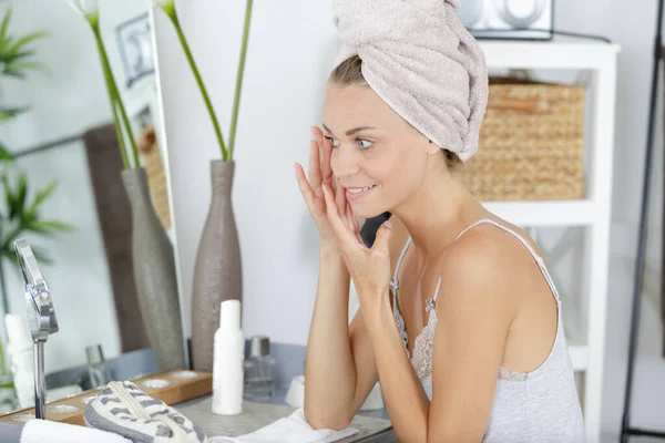 Hermosa Mujer Sonriente Aplicando Crema Cara —  Fotos de Stock