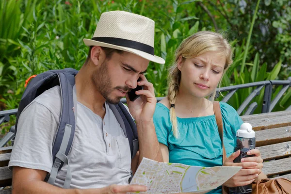 Couple Travelers Sitting Bench — Stock Photo, Image