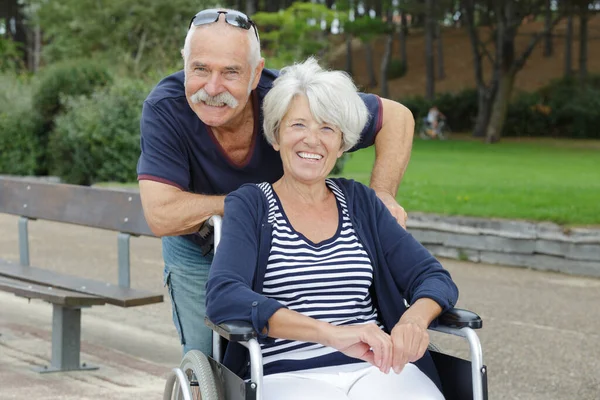 Ευτυχισμένο Ζευγάρι Ηλικιωμένων Αναπηρική Καρέκλα — Φωτογραφία Αρχείου