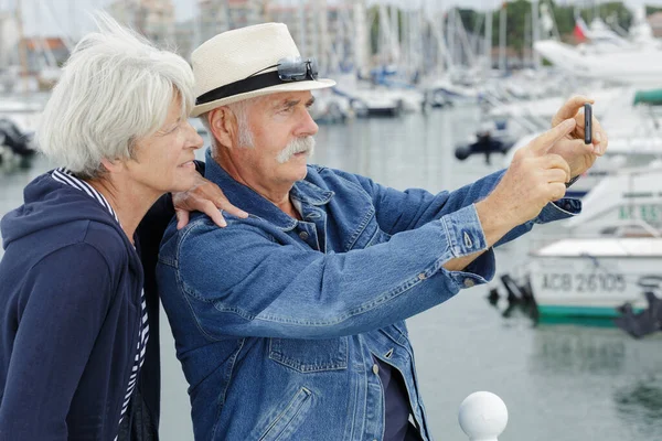 Paar Oudere Toeristen Nemen Foto Buiten — Stockfoto