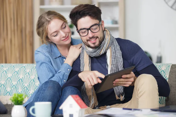 Šťastný Mladý Pár Sleduje Internet Svém Tabletu — Stock fotografie