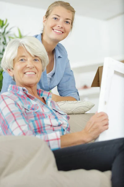 Mooie Moeder Met Haar Mooie Dochter Zoek Naar Frame — Stockfoto