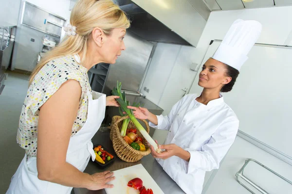Twee Vrouwelijke Koks Gastronomische Keuken — Stockfoto