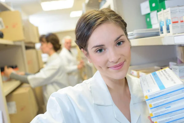 Farmacêutico Que Verifica Existências — Fotografia de Stock