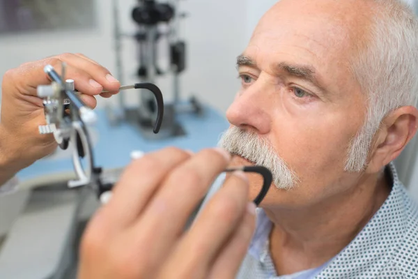 Senior Man Som Har Syntest Vid Optikern — Stockfoto