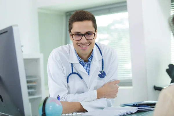 Retrato Jovem Médico Moderno — Fotografia de Stock