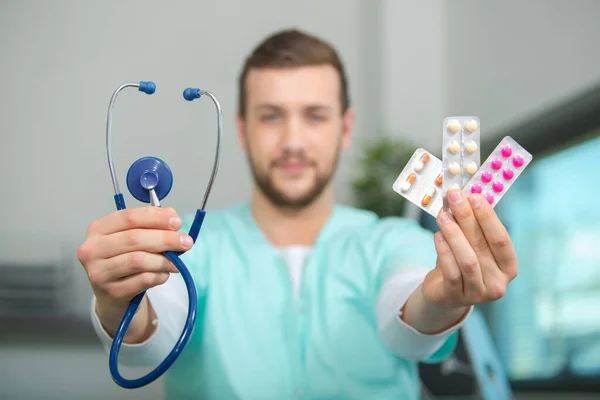 Médico Masculino Con Píldora Mano — Foto de Stock