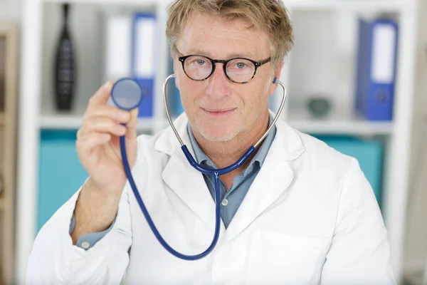 Rolig Manlig Läkare Bär Glasögon Och Sthetoskop Ler Mot Kameran — Stockfoto