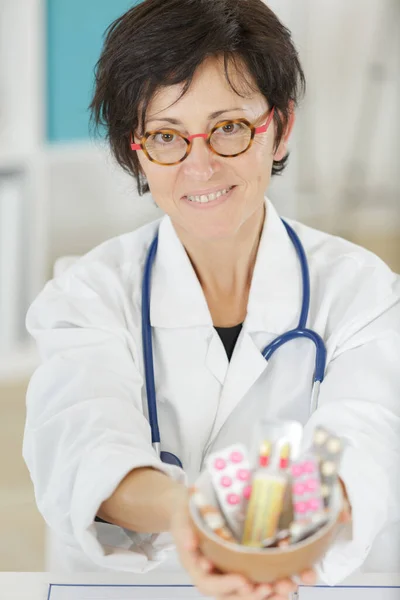 Médico Femenino Que Mantiene Concentrado Mientras Está Sentado Mesa — Foto de Stock