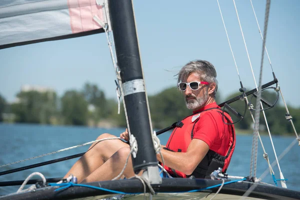 Uomo Sulla Sua Piccola Barca Vela — Foto Stock