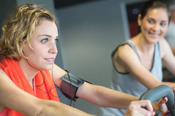 Femme Faisant Exercice Avec Casque Moniteur — Photo