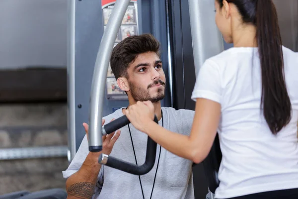 Mujer Forma Haciendo Ejercicio Una Máquina — Foto de Stock