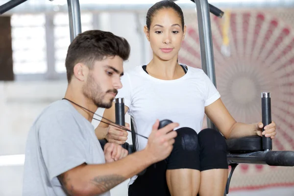 Ung Vacker Kvinna Gör Övningar Med Personlig Tränare — Stockfoto