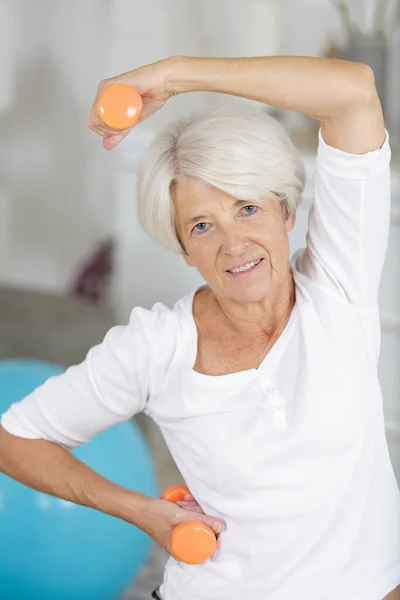 Portrait Senior Woman Lifting Dumbbells — Stock Photo, Image