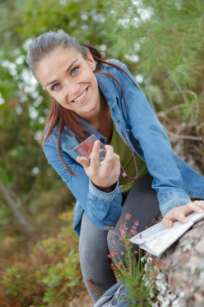 Vrouw Met Kaart Kompas Het Platteland — Stockfoto