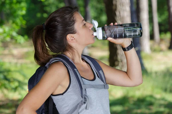 Wanderin Trinkt Wasser Freien — Stockfoto
