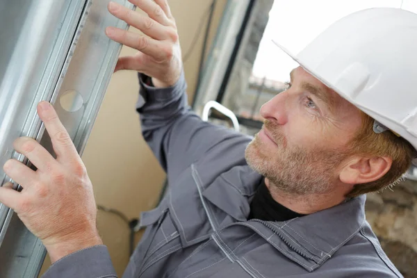 Männer Und Produktion Von Pvc Fenstern — Stockfoto