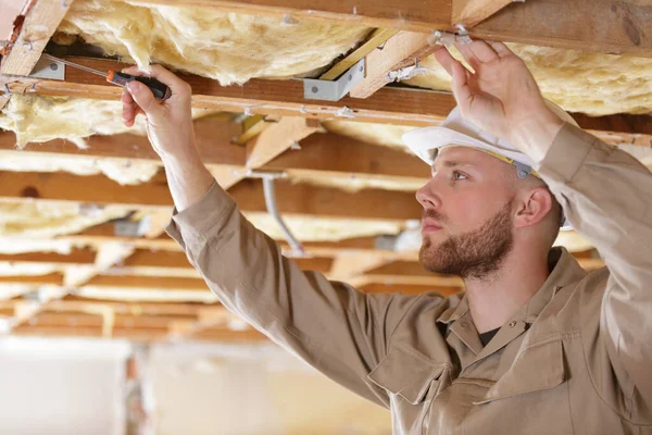 Travailleur Construction Assembler Plafond Suspendu — Photo