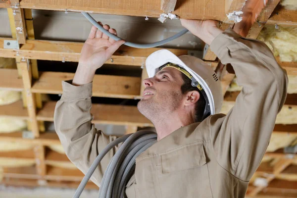 Trabajador Haciendo Montaje Para Cable Eléctrico Techo — Foto de Stock