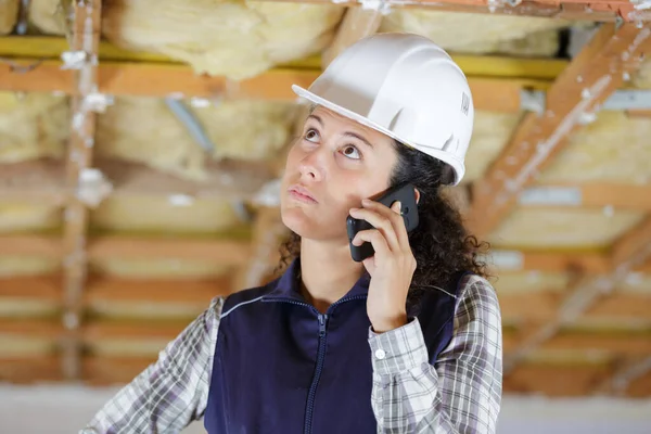 Jonge Vrouw Bouwer Aan Telefoon — Stockfoto