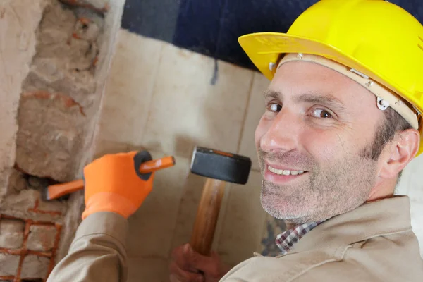 Gelukkige Bouwer Met Een Hamer — Stockfoto