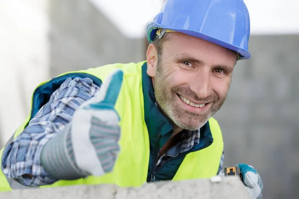 Feliz Ingeniero Sostiene Portapapeles Pulgares Hacia Arriba — Foto de Stock