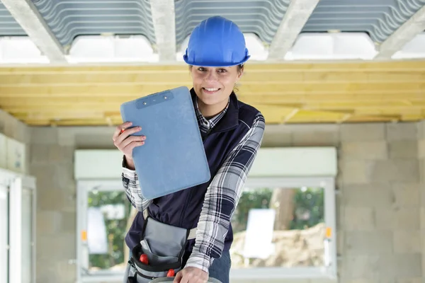 检查建筑工地的女工程师 — 图库照片